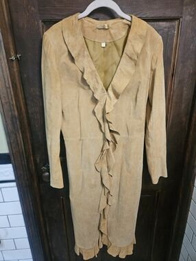 VTG.WILSONS SUEDE SPRING/FALL COAT. FITTED& LINED W/POCKETS!HOOK&EYE FASTENERS.
